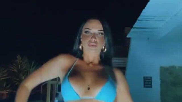 Ivana Knoll – Sexy in pool!!