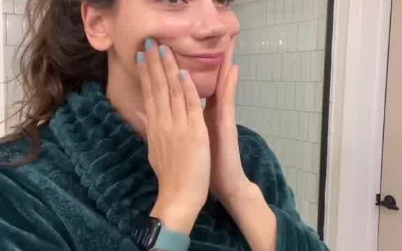 AlexiaRaye in bathroom…