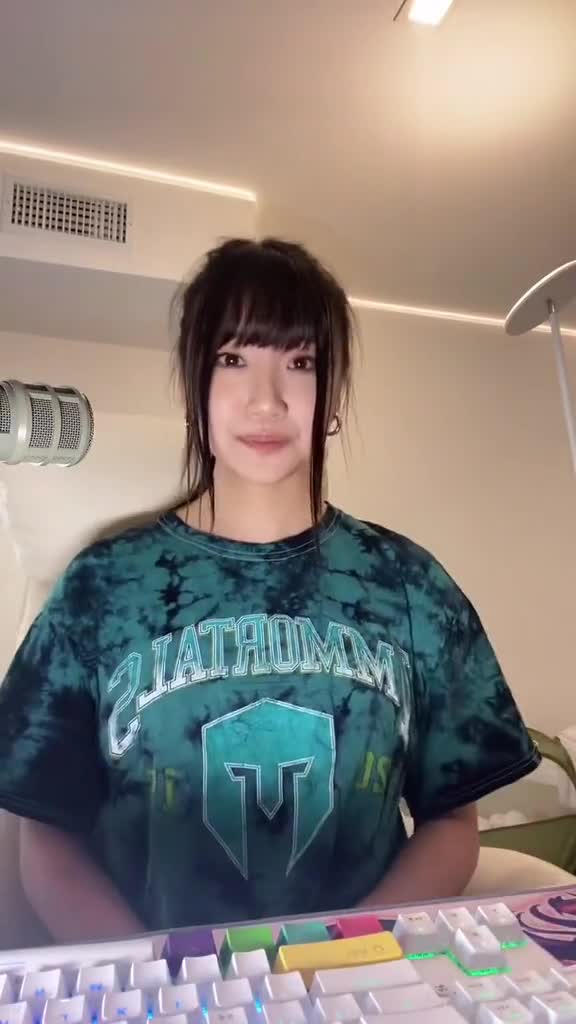 Aria Saki sexy in bedroom…