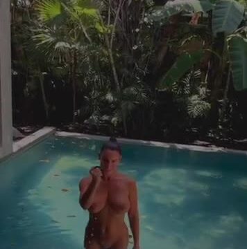 Lucia Javorcekova nude pool…