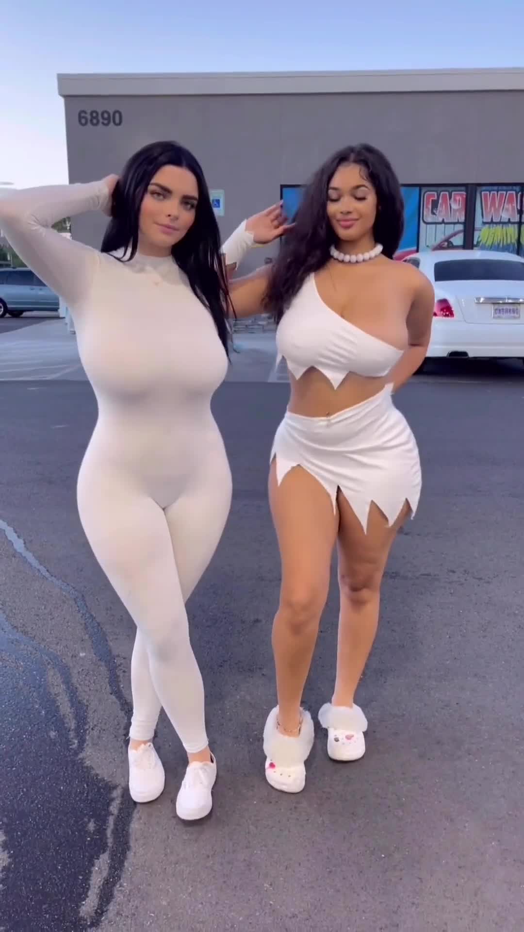Jasmyn2juiicy – Sexy with her friend