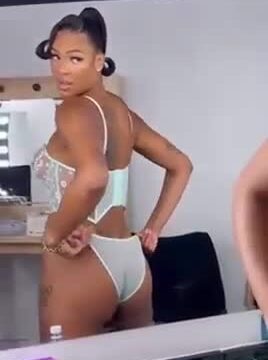 Liz Cambage – Sexy in lingerie