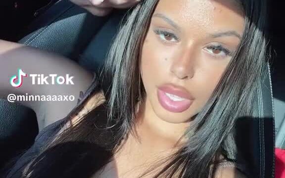 Minaaxo – Sexy in car