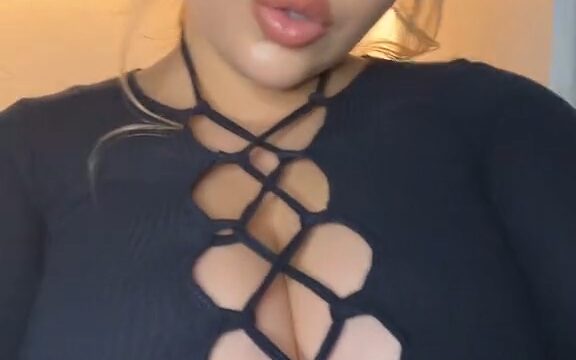 Siennagrace show big boobs lace shirt video