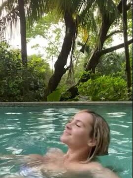 AllisonNYC show big boobs in the pool!!! So hot