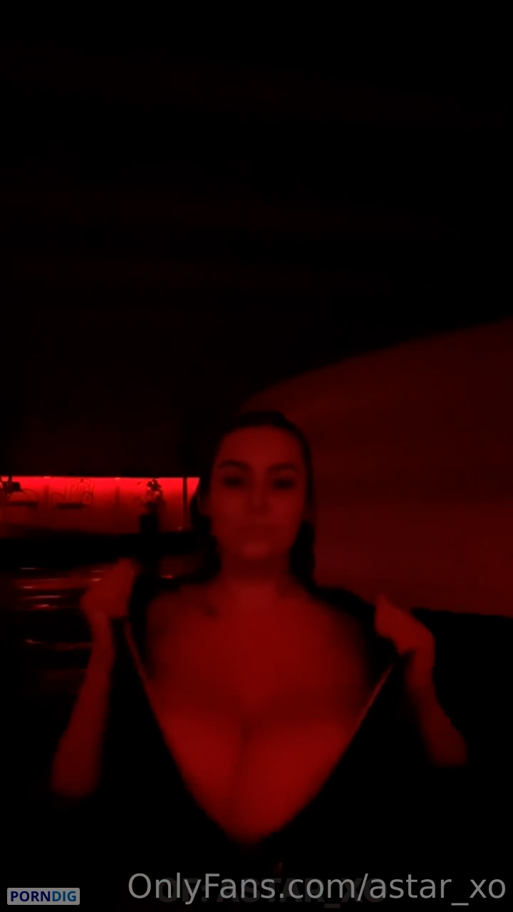Astarbabyxo show big boobs in the pool!!! Viral