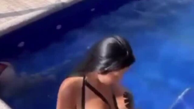Alejandra Quiroz show big boobs in the pool… Omg!!!