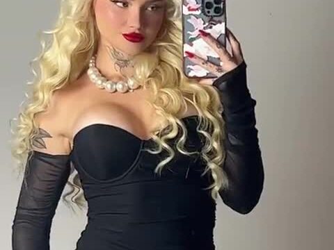 Lowri Rose – Sexy with erotic body