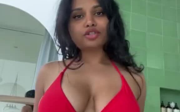 Zara Patel sexy in bath!!! So hot